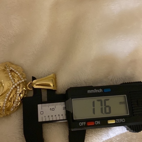 Jesus Christ Face Pendant in Solid Gold great gift idea for protection and faith - Picture 7 of 8